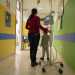 Nel corridoio incontriamo Gianmarco, di soli tre anni, che passeggia per il corridoio attaccato a una flebo e assieme alla mamma, la 45enne Anna. Sul suo volto si legge tutta la stanchezza per la notte passata in corsia. Siamo in attesa dei risultati delle analisi - ci confessa la madre -. Per fortuna che nella sala giochi ci siamo un po' distratti leggendo alcuni fumetti